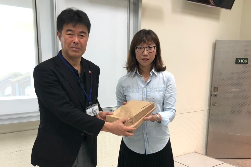 高科大海休系林杏麗主任(右)與滋賀大學教育學部辻延浩教授交換紀念品