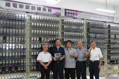 臺鐵退休顧問傾囊相授,打造高科大獨一無二繼電聯鎖訓練系統(另開新視窗)