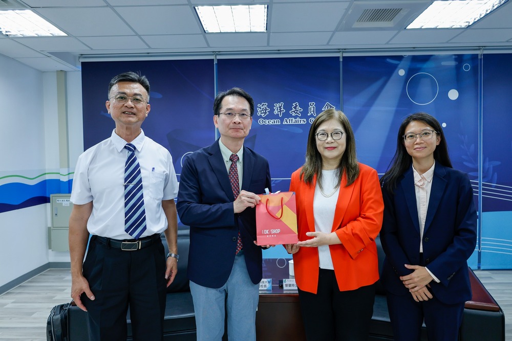 高科大校長吳忠信(左二)致贈紀念品予海洋委員會主任委員管碧玲(右二)，象徵雙方深化合作與交流。