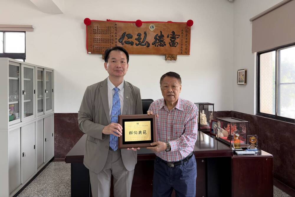 高科大吳忠信校長（左）致贈「群倫典範」感謝牌予財團法人富仁教育永續基金會鄭富仁董事長（右）。