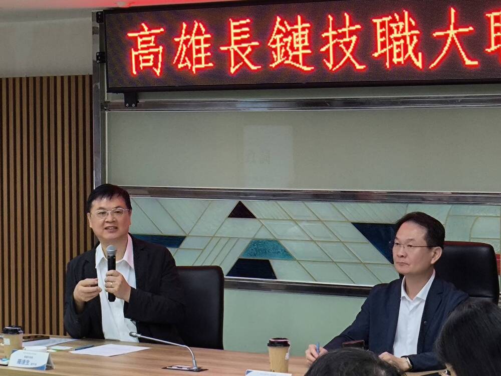 高科大校長吳忠信（右）主持「高雄長鏈技職大聯盟」會議，與高雄市副市長羅達生（左）及技職夥伴共同交流，盼串聯技高、大專校院與產業資源，建立高雄在地人才培育路徑。