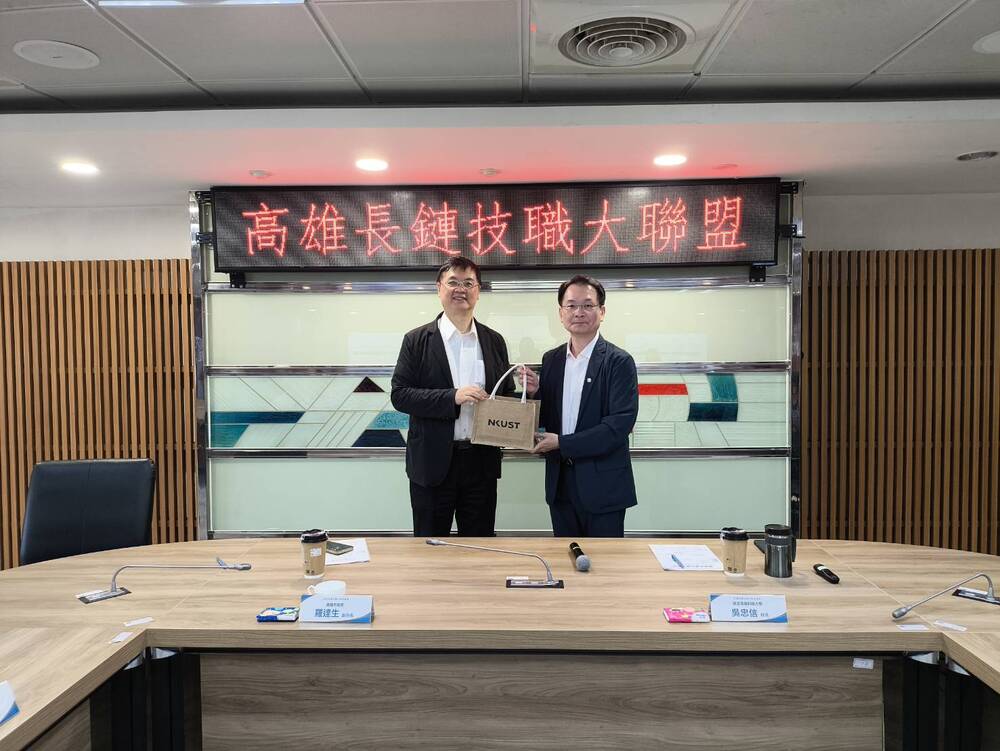 高科大校長吳忠信（右）致贈紀念品予高雄市副市長羅達生（左），市府與校方攜手推動在地人才培育，期盼讓青年在高雄升學、培育並接軌產業發展。