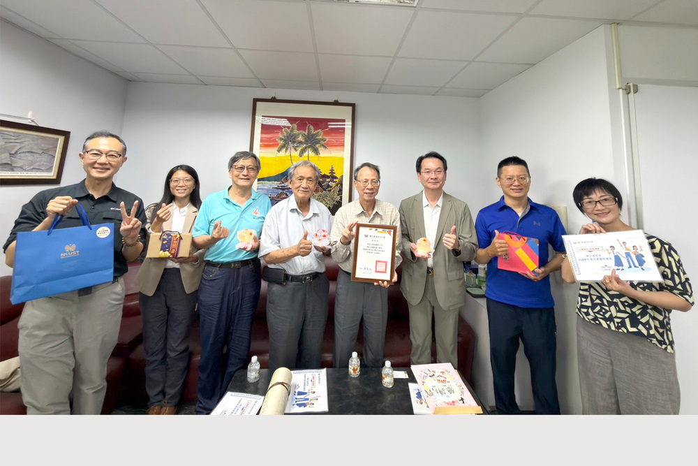 高科大校長吳忠信（右三）率領一級主管拜訪泰佑立船舶顧問有限公司總經理陳正成校友（右四），雙方就海洋產業發展、海事人才培育及產學合作深入交流，攜手培育具國際競爭力的海洋專業人才。