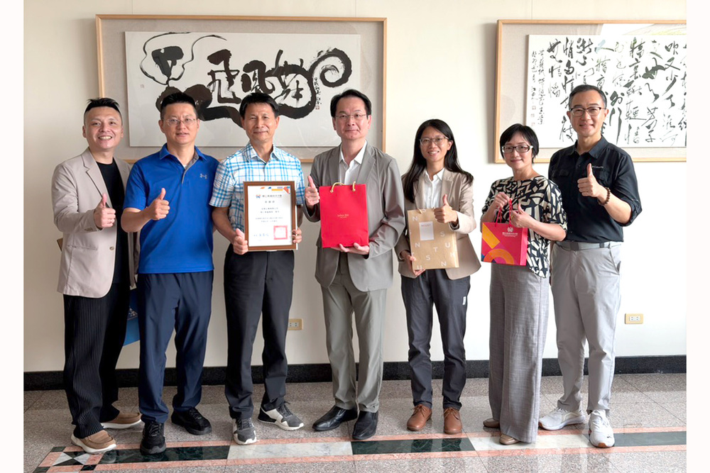 高科大校長吳忠信（右四）率領一級主管拜會冠南企業有限公司董事長蔡江東校友（左三），感謝其長年捐資興學、設立永續基金及投入教育公益，以實際行動支持學生安心就學、實踐企業社會責任。