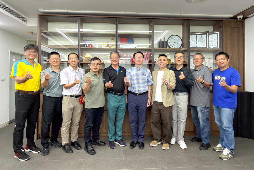 高科大校長吳忠信（右五）率領一級主管拜訪駿維實業股份有限公司董事長楊東勝校友（左五），感謝其二十餘年持續捐資興學，長期支持學生助學、系務發展及校友事務，攜手推動人才培育與校務永續發展。