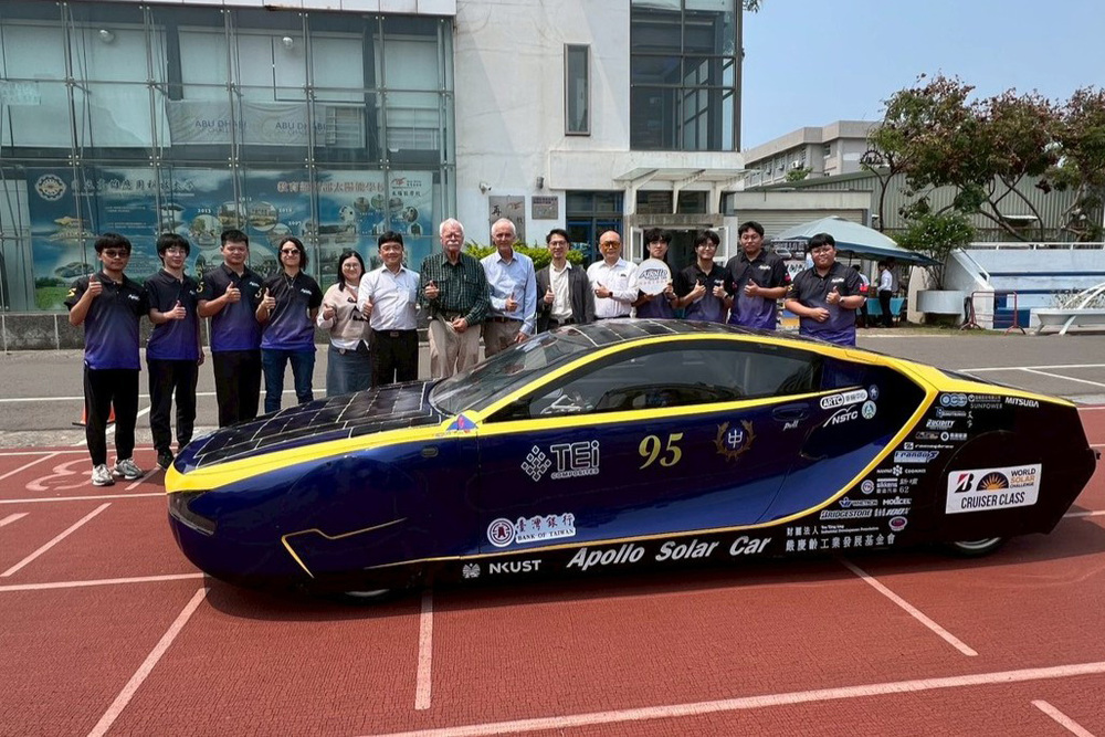 台灣太陽能教育與綠能科技發展邁入30年重要里程碑，國立高雄科技大學與教育部南部太陽能學校於本(3)月27日展示教研成果，活動特別邀請全球太陽能車賽事推手 Hans Tholstrup先生(左7)、福特汽車工程師 Arthur Vivian Baddeley先生(左8)等貴賓親臨現場，並與最新的第九代阿波羅太陽能車（Apollo IX）合影。