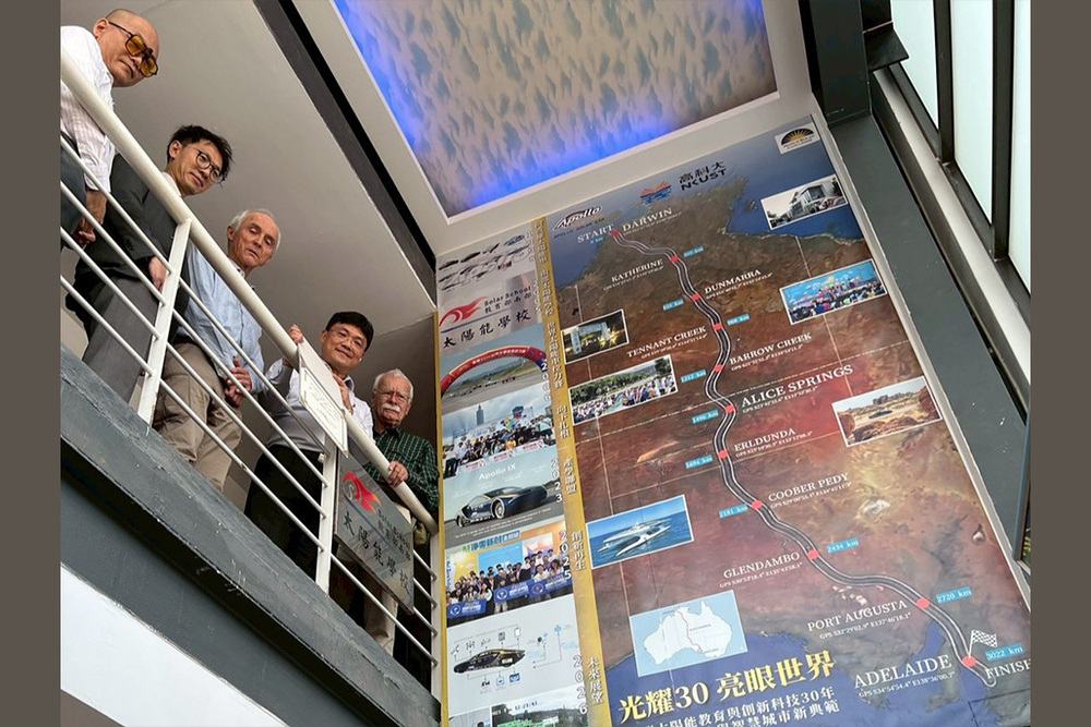 教育部南部太陽能學校長期推動 STEAM 教育向下扎根，透過主辦高中職太陽能車賽與南科親子體驗營，全面培養學生的創新實作能力。活動當日，全球太陽能車競賽精神領袖 Hans Tholstrup(右1)與福特汽車工程師 Arthur Vivian Baddeley(左3)親臨參訪，由南部太陽能學校執行長艾和昌教授(右2)、模具工程系系主任歐士輔教授(左2)及副主任王心德副教授(左1)共同導覽，展現校方為未來產業注入新血的豐沛能量。