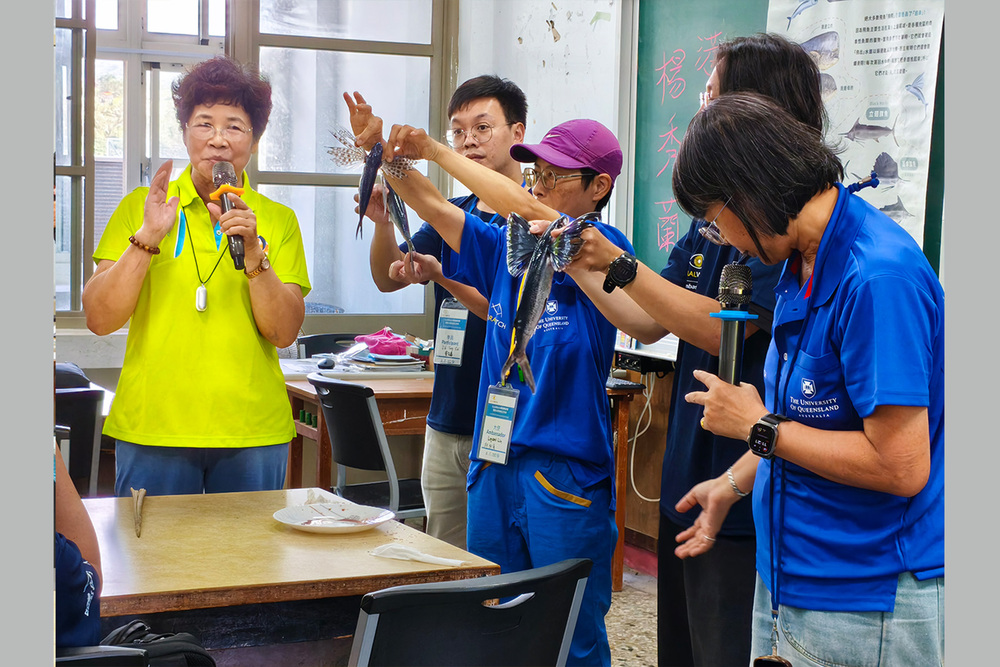 港口村村長楊秀蘭(左1)結合在地魚類介紹與飛魚料理示範，推動食魚教育與海洋文化傳承，展現社區參與海洋保育及永續海洋教育之行動力。