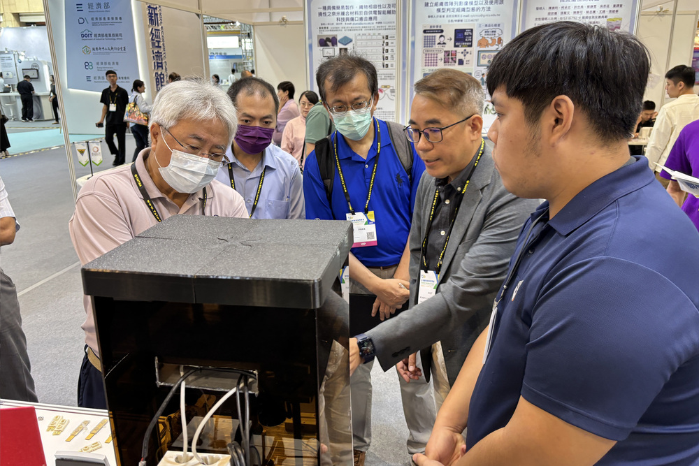 高科大模具系副教授鄭瑞鴻(右二)，以「微型成型裝置」名列大會最高榮譽鉑金獎14件獲獎者之一，此為自主開發之直立式桌上型射出成型設備，操作簡易、節能低耗，充分展現智慧製造與永續創新的研發能量。
