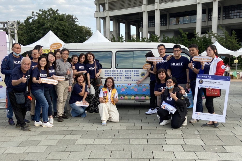 由企管系EMBA學生號召響應高雄家扶中心「疫起。同在」的歲末送暖活動等陸續落幕，讓高科大的每一份子，都能在自己能力所及範圍內，照拂更弱小的兄弟，傳愛到世界。