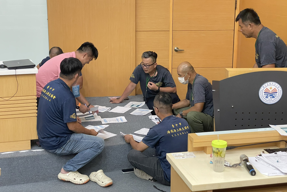 學員於高科大旗津校區會議室進行教案設計討論，旨在培養具備風險辨識、安全管理與教育推廣能力的種子師資。