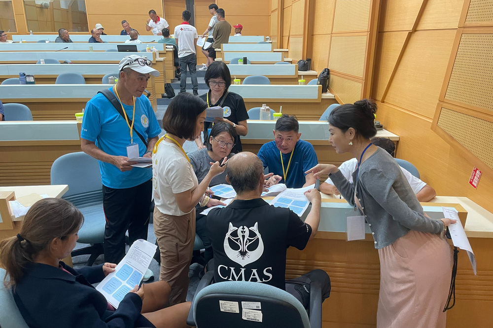 學員於高科大旗津校區會議室進行教案設計討論，旨在培養具備風險辨識、安全管理與教育推廣能力的種子師資。
