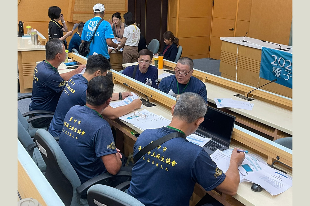 學員於高科大旗津校區會議室進行教案設計討論，旨在培養具備風險辨識、安全管理與教育推廣能力的種子師資。