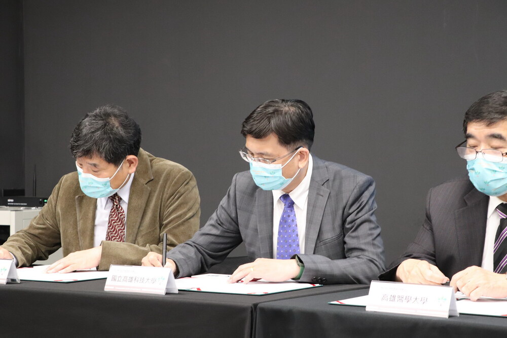 教育部大學社會責任推動中心舉辦「共培＆SIG活動聯合簽約儀式」，國立高雄科技大學為七所夥伴大學之一。圖中為出席簽約的高科大副校長李嘉紘。