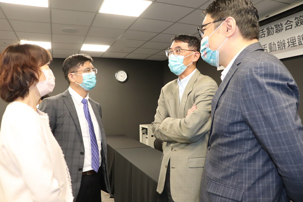 國立高雄科技大學簽約代表團與教育部USR諮詢顧問團主持人陳東升(右２)會後交換意見。左２為高科大副校長李嘉紘。