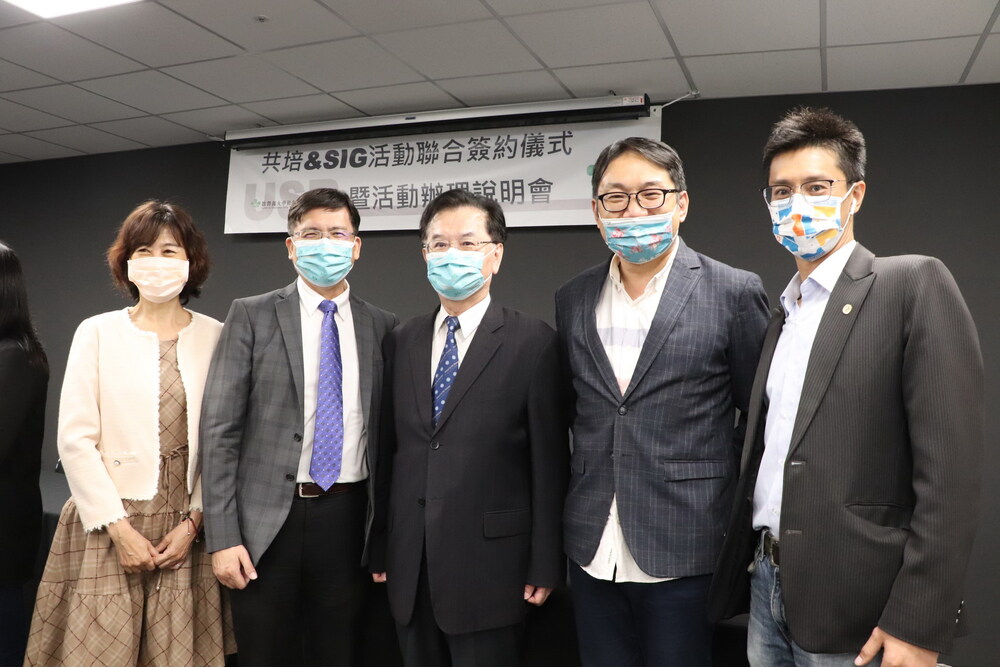國立高雄科技大學代表團與教育部USR總計畫主持人蘇玉龍合影。左起為校友中心主任李筱倩(參與國際型USR計畫《鄰家好漁形塑計畫》、高科大副校長李嘉紘、蘇玉龍、高科大學務長蔡匡忠(參與《「春燕築巢．地方創生」從新農業出發》計畫)、公關中心主任丁國桓(參與《海岸創生 鑽石魚鄉-高雄永安漁村實踐計畫》)。