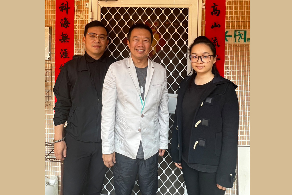 水產養殖系邱國勛教授（中）與研究團隊 郭秋慧（右）與劉振珣（左）合影。