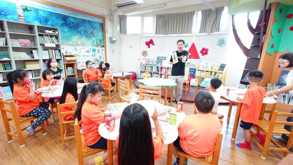 高科大館員「導讀哥哥」活動，透過繪本導讀與手作感受閱讀樂趣。