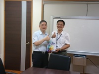 高科大模具科攜手東台集團培育五專菁英人才(左東台集團嚴瑞雄董事長.右模具系徐中華主任)