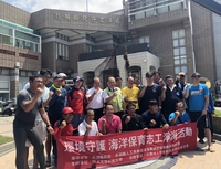 高科大與澎縣府攜手 復育海洋生態環境(二排左二高科大丁國桓助理教授、左四高科大劉文宏所長、左六澎湖陳光復縣長)
