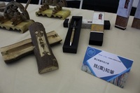高科大「春燕築巢．地方創生」回收棗子樹幹做成找（棗）知筆
