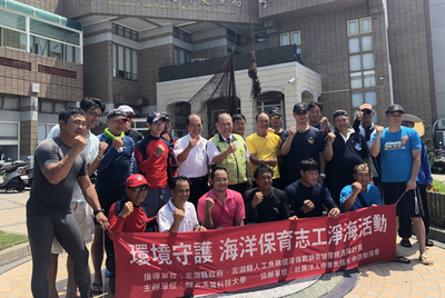 高科大與澎縣府攜手 復育海洋生態環境(二排左二高科大丁國桓助理教授、左四高科大劉文宏所長、左六澎湖陳光復縣長)(另開新視窗)