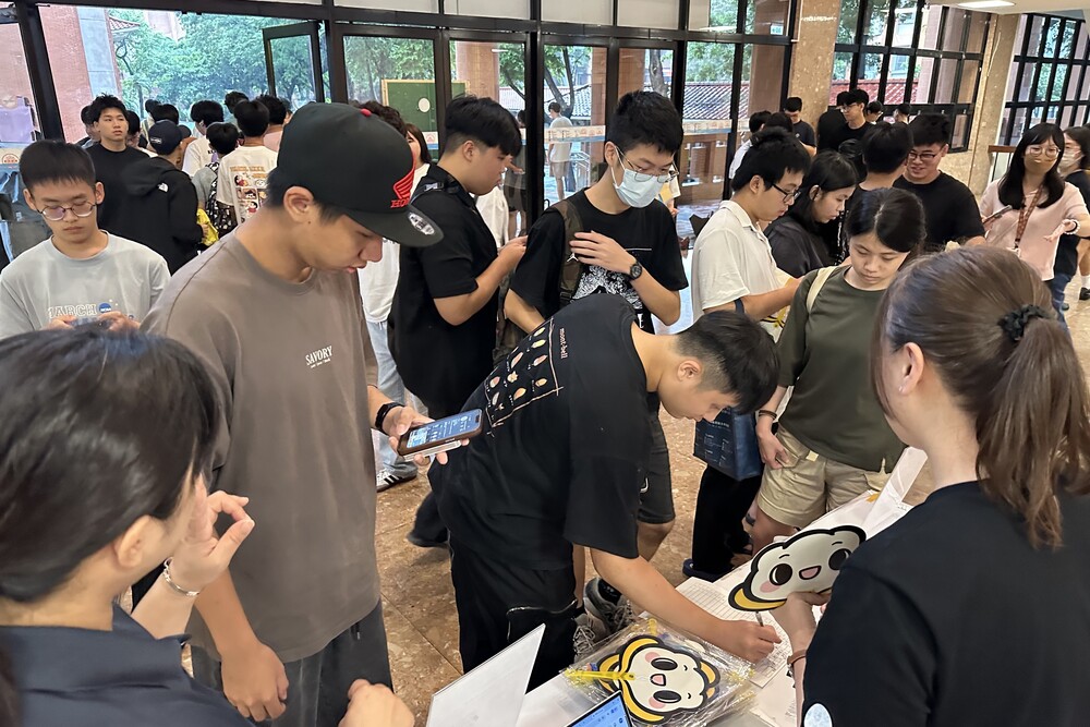 高科大於新生始業輔導現場設置校園官方社群推廣攤位，邀請新鮮人追蹤官方社群、掌握校園最新資訊，完成指定活動還可領取打卡小禮。