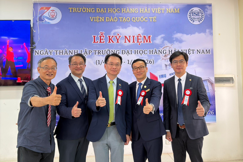 高科大校長吳忠信(中)率團出席越南海事大學70週年校慶，副教務長潘俊仁(右一)與教授楊鈺池(左一)同行，積極布局國際海事人才培育。