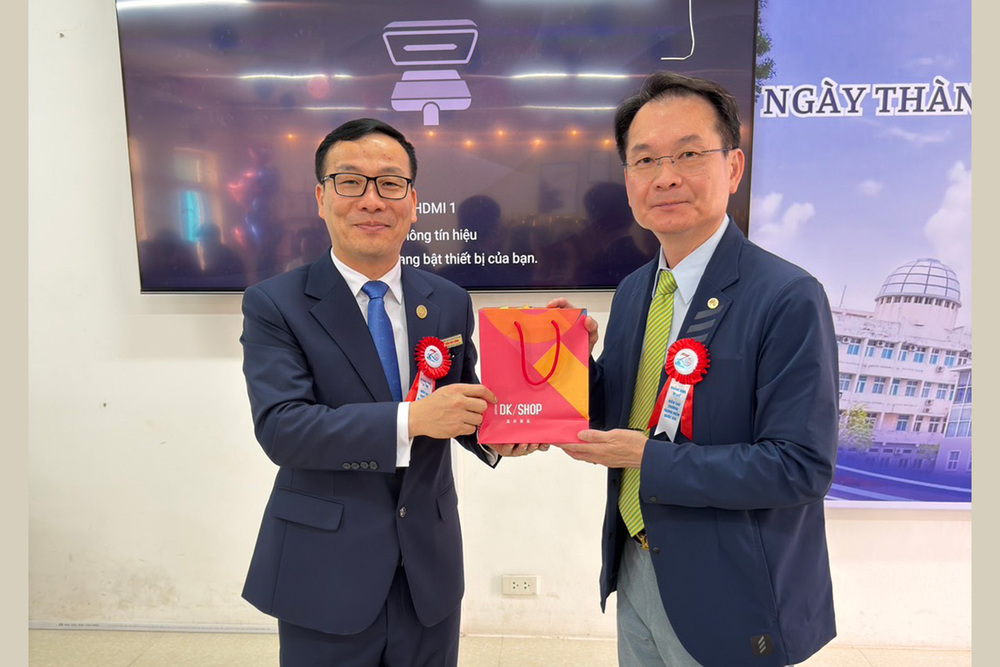高科大校長吳忠信(右)致贈伴手禮予越南海事大學國際教育學院院長，象徵雙方攜手打造國際海事人才供應鏈。