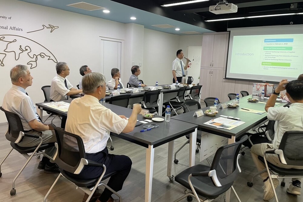 高科大海事學院與日本廣島商船高專深化交流，實地參訪御風輪等特色教學場域，了解海事人才培育成果。