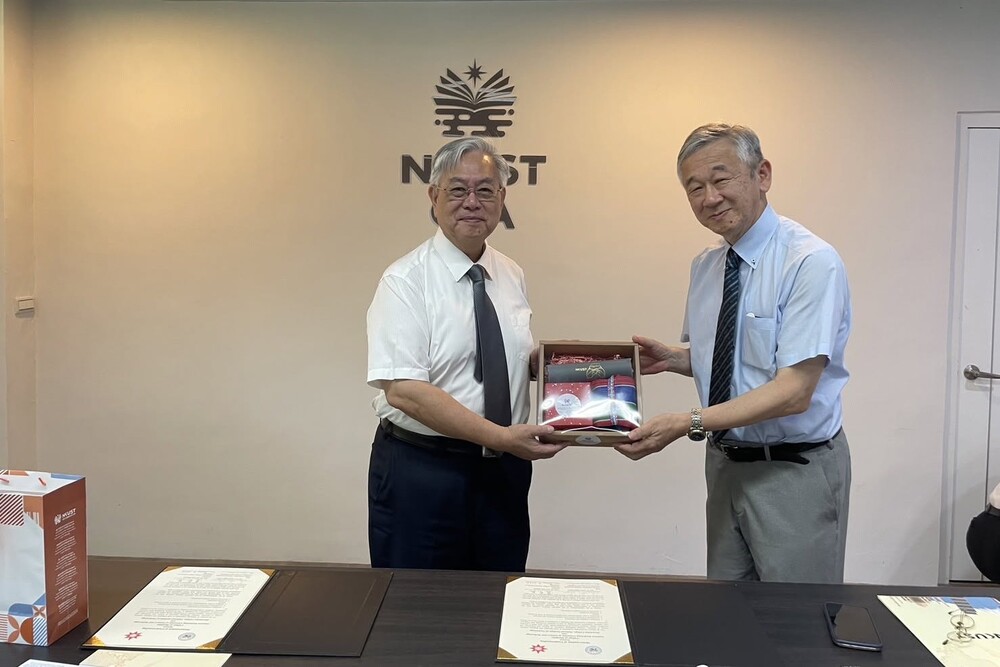 高科大俞克維副校長（左）致贈紀念品予廣島商船高專校長Shin Hemmi（右），象徵雙方友誼與合作關係邁向新里程。
