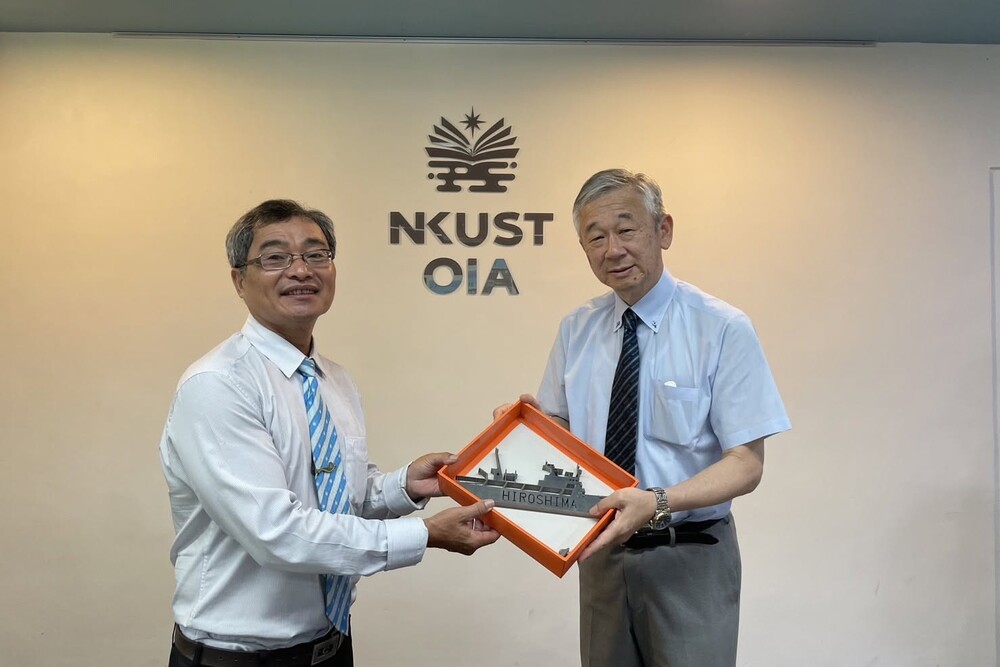 高科大海事學院周建張院長（左）與廣島商船高專校長Shin Hemmi（右）交流互贈紀念品，共同展現深化臺日海事教育合作決心。