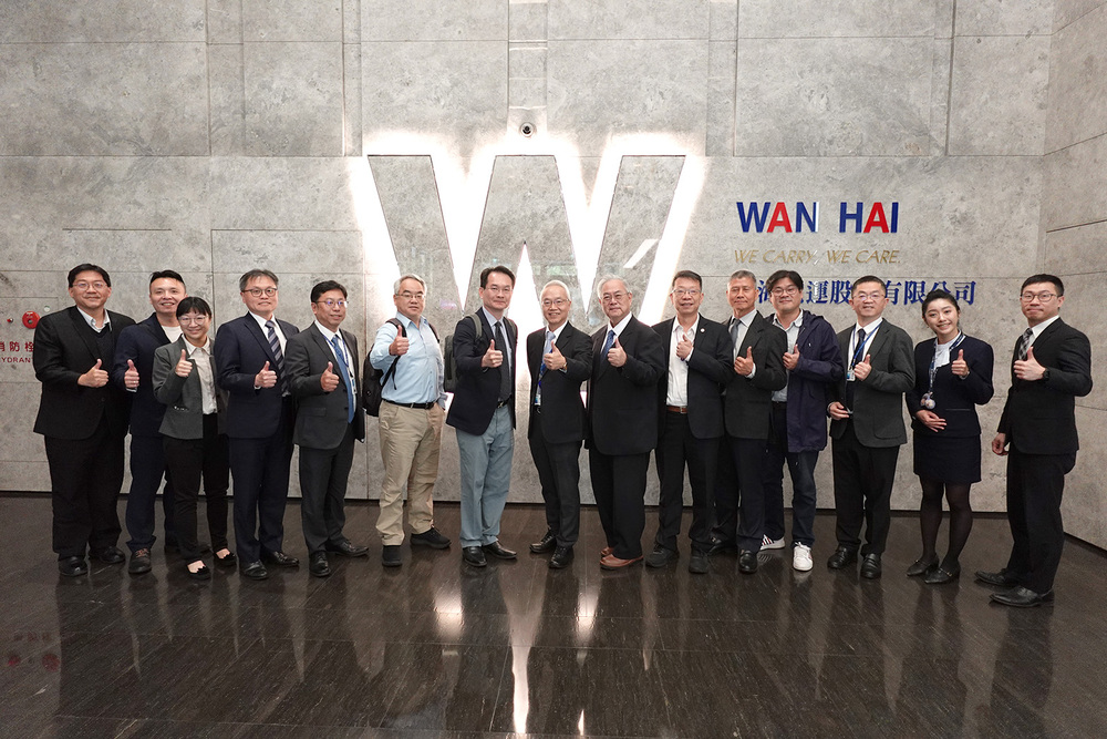 高科大團隊拜訪萬海航運，深化航運專業訓練與教學合作，並合影紀錄交流成果。