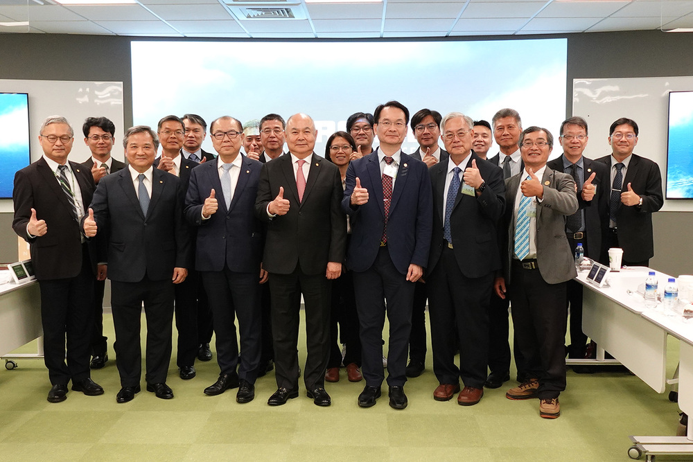 高科大團隊拜訪長榮海運，強化海事訓練與人才培育合作關係，並合影紀錄。