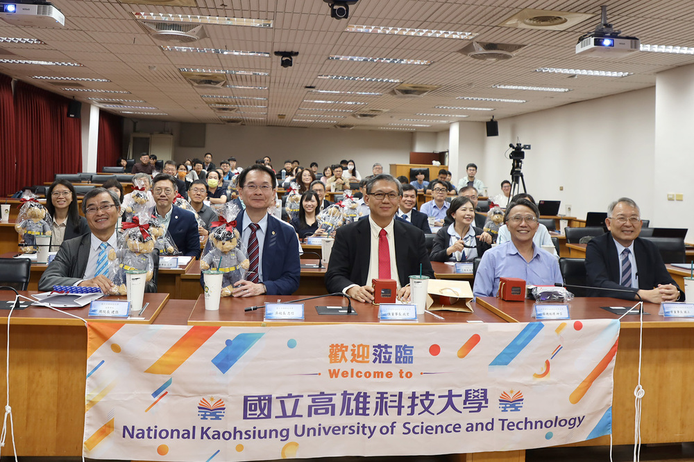 高科大與台船完成合作備忘錄（MOU）簽署，雙方代表合影，宣布攜手推動造船人才培育與技術合作。