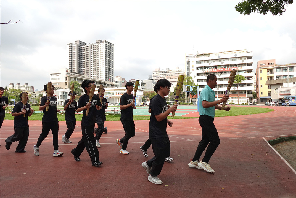 高科大聖火代表在校內師生見證下，持聖火沿校園路線行進，完成環校一周。