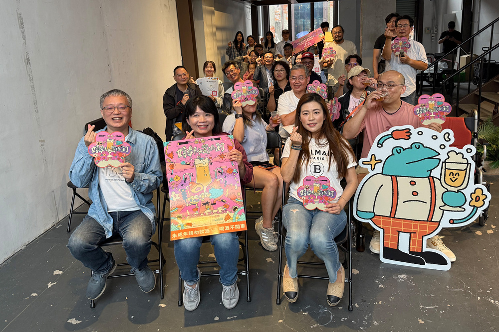 「2026啤酒最大盃自釀大賽」於駁二藝術特區–路人咖啡5號店舉行，現場匯聚專業評審與釀造作品，交流自釀技術與創意風味。