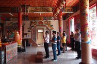 高科大校長率主管廟宇上香，禮敬天地祈福平安