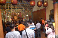 高科大校長率主管廟宇上香，禮敬天地祈福平安