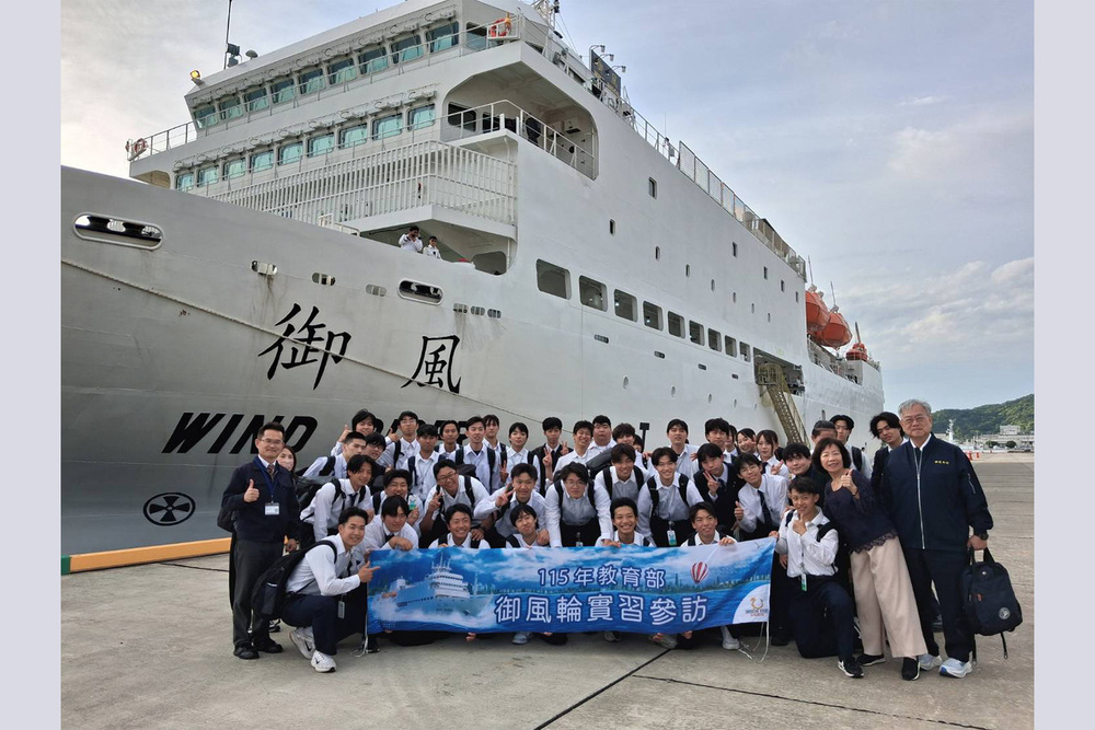教育部新一代實習船「御風輪」2026第四航次航抵日本愛媛縣松山港，高科大航技系與輪機系學生於船前合影，展開海上實習與國際交流行程。
