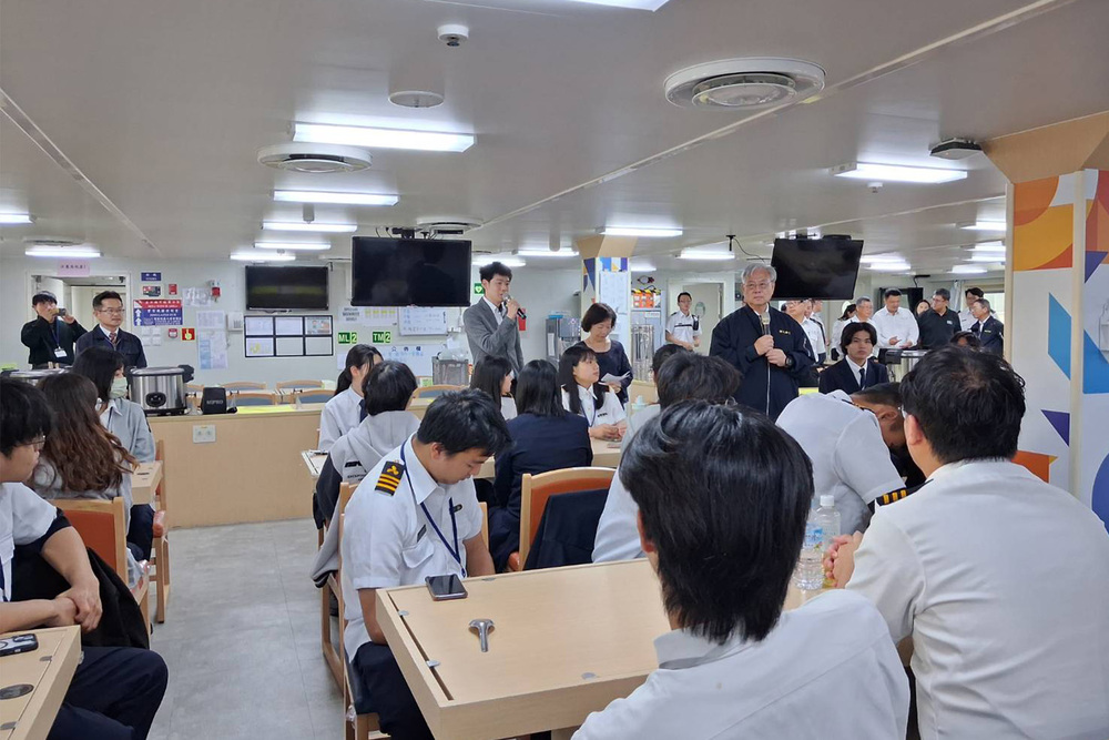 教育部技職司司長楊玉惠與高科大副校長俞克維登輪勉勵學生，肯定御風輪作為國家級海事教育實習平台的重要意義。