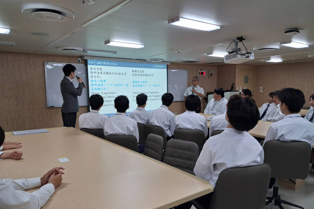 御風輪安排船舶專業簡報與交流活動，向同學介紹船上設備及海事教育訓練內容。