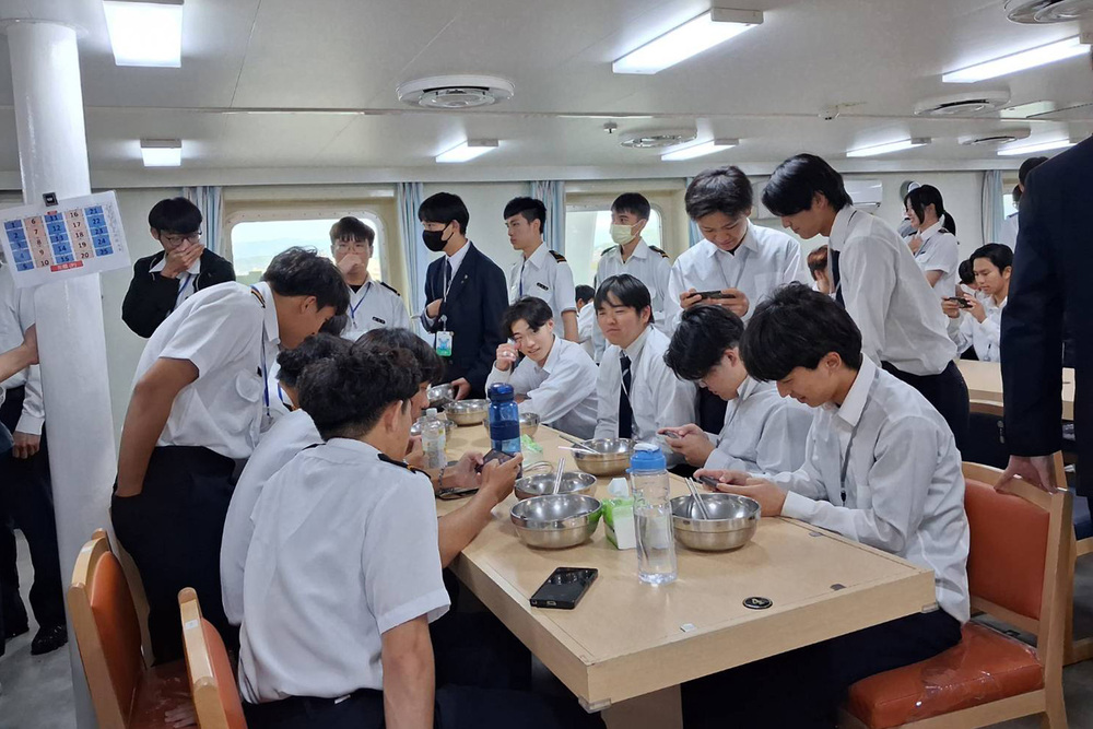 高科大航海系與輪機系學生於御風輪餐廳空間交流互動，體驗海勤生活與船上實習日常。