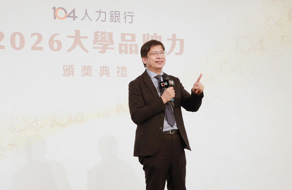 高科大副校長李嘉紘代表出席受獎，特別分享高科大鐵道中心、新進材料成型技術中心、半導體製程設備技術人才培育基地等亮點場域，展現高科大人才訓練、科技應用發展高度對應國家前瞻政策。
