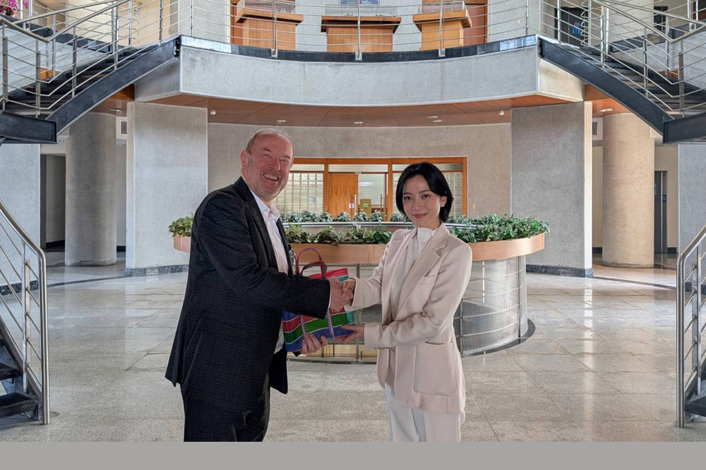 高科大國際處副處長李杭副教授(右)致贈紀念品予維也納應用科技大學工業工程學院院長 DI Dr. Erich Markl 教授(左)，期許雙方在高等教育國際化領域持續深耕。