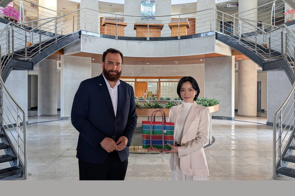 以最在地的「茄芷袋」展現臺灣熱情！高科大國際處副處長李杭副教授(右)致贈校方紀念禮品予維也納應用科技大學工業工程經營管理碩士學程主任 Ali Aburaia(左)