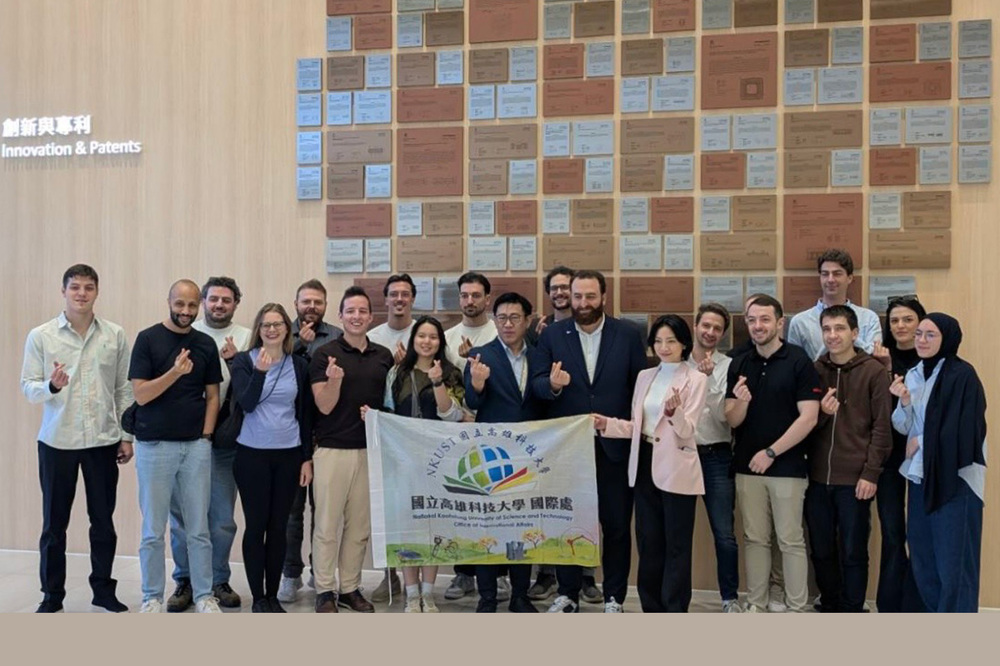 維也納應用科技大學訪團赴日月光半導體參訪，在「創新與專利」牆前與高科大陪同同仁合影，實地見證臺灣半導體產業的技術硬實力。