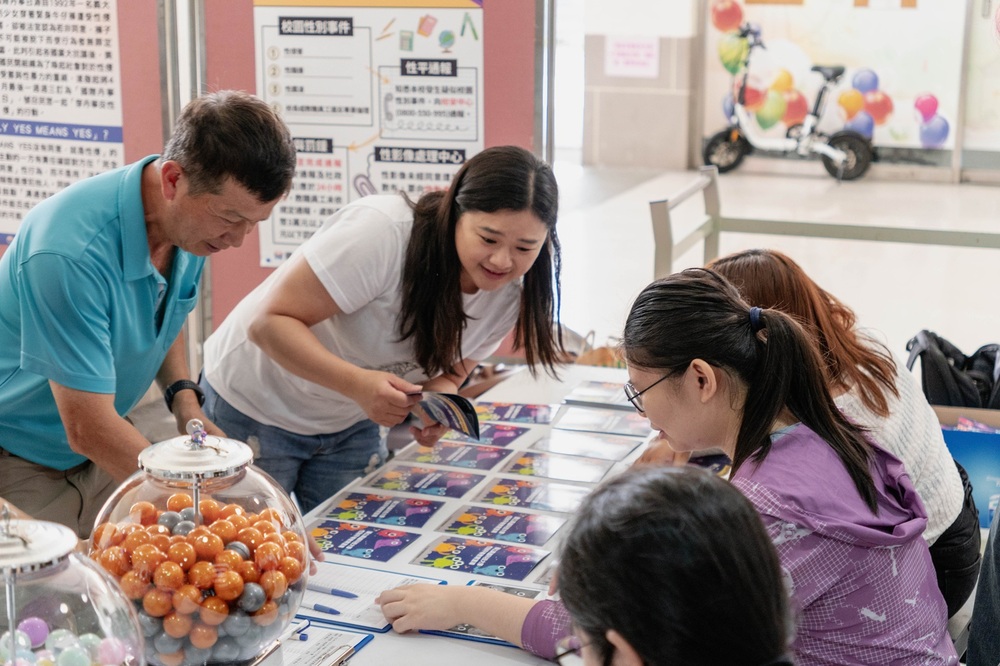 「2026性平週暨各類教育宣導活動」於五校區巡迴展開，現場設置多元宣導攤位，吸引師生踴躍參與。