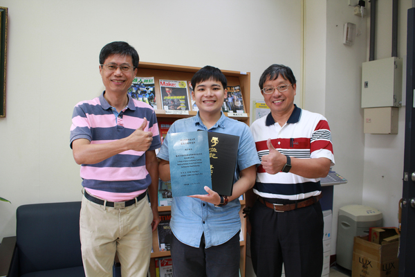 高科大電機工程研究所畢業生李東翰(中)取得台日雙碩士,與高科大電機工程所所長高宗達(左)、及指導教授杜國洋(右)