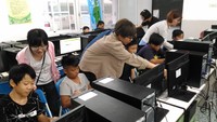 高科大通識教育中心師生前進六龜國中辦理數位學習課程，盼縮減數位落差（通識教育中心提供）